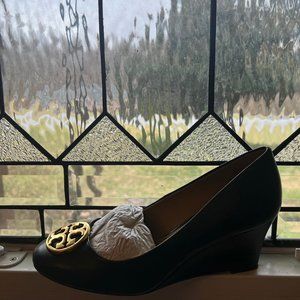 Tory Burch Signature Logo Pumps & Dust Bag